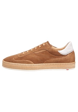 Bruine suède lage sneaker met beige zool en witte leren hielstuk, met veters en gedetailleerde stiksels op de zijpanelen.