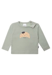 Grünes Langarmhemd aus Baumwolle, mit einem auf der Vorderseite aufgedruckten Cartoon-Croissant mit einem Barett und Druckknöpfen an der Schulter.