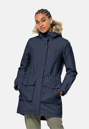 Parka azul marino con capucha de piel sintética, cintura ajustable con cordón y dos grandes bolsillos frontales; material impermeable y cierre de botones a presión.