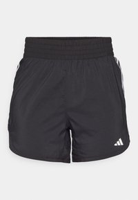 Pantalones cortos deportivos negros con cintura elástica, bolsillos laterales y detalles de rayas blancas en los lados. Hechos de un material ligero.
