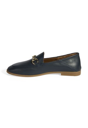 Marineblauwe leren loafers met een ronde neus, voorzien van een gouden hardware accent aan de voorkant en een tan rubberen zool. Zachte textuur.