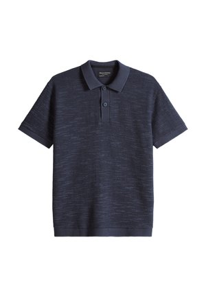 Marineblauw poloshirt met korte mouwen, gestructureerde breiwijze, twee knopen, geribbelde kraag, manchetten en zoom, plat uitgespreid op een witte achtergrond.