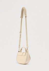 Sac à main en cuir crème avec une forme ronde et structurée, doté d'une poignée courte sur le dessus et d'une longue bandoulière ajustable. Accents en métal doré.