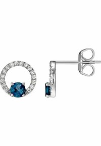 Ohrringe mit Steckverschluss, die ein kreisförmiges Design mit einem blauen Edelstein in der Mitte aufweisen, umgeben von kleinen klaren Steinen, in Silber ausgeführt.