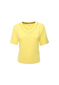 T-shirt giallo a maniche corte con scollo a V realizzato in cotone morbido. Presenta un colletto nero con testo ripetuto, progettato per un fit casual.