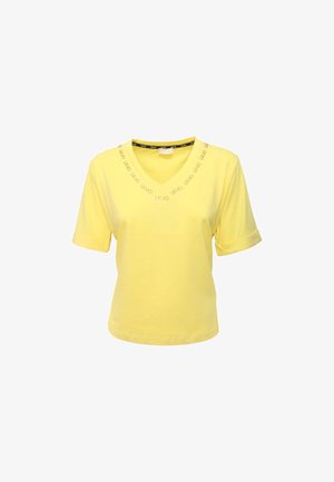 T-shirt giallo a maniche corte con scollo a V realizzato in cotone morbido. Presenta un colletto nero con testo ripetuto, progettato per un fit casual.