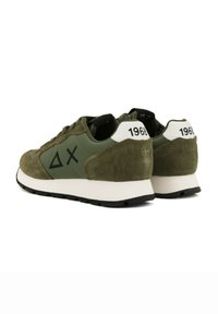 Sneaker verde in suede e sintetico con accenti neri, dotate di un tallone bianco con la scritta "1968" e loghi geometrici sui lati.