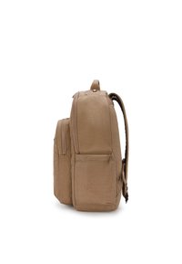 Mochila marrón claro con dos compartimentos con cremallera, un bolsillo lateral y correas de hombro acolchadas ajustables, vista desde el lado.