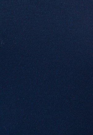 Marineblauwe ribstof met een gladde textuur, voorzien van smalle verticale strepen; geschikt voor verschillende kledingontwerpen.