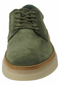 Chaussure à lacets en daim vert olive avec un bout arrondi, une semelle en caoutchouc beige et une couture simple le long du bord. Texture douce avec un minimum de détails.