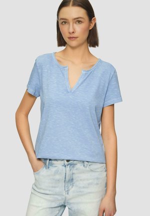 T-shirt bleu clair à manches courtes avec un décolleté en V et une coupe décontractée. Fait en tissu doux avec une texture subtile et un motif léger.