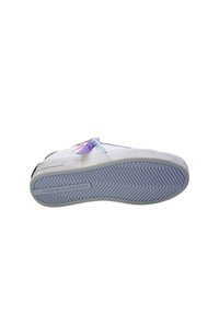 Sneaker bianco in pelle con suola in gomma blu texture. Presenta lacci blu chiaro e un'etichetta decorativa viola.
