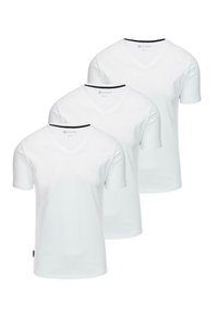 Tre hvide bomulds t-shirts med v-hals design, korte ærmer og en subtil logo på brystet. Hver har en sort halsudskæring.