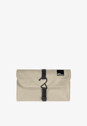 Beige Aufbewahrungstasche mit Rollverschluss, schwarzem Riemen und S-förmigem Haken, ausgestattet mit einem Logo-Patch, glatter Textur und minimalistischem Design.