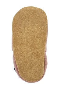 Roze slipper met een zachte suede bovenkant en een lichtbruine gestructureerde zool. Heeft een ronde vorm en minimale branding aan de zijkant.