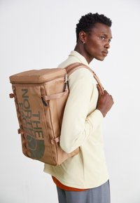 The North Face BASE CAMP FUSE BOX - Ruksak - latte/smokey brown