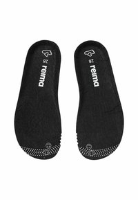 Czarne wkładki z białą etykietą z napisem „reima” i rozmiarem „28”. Posiadają teksturowaną powierzchnię oraz kropkowany wzór antypoślizgowy w obszarze pięty.