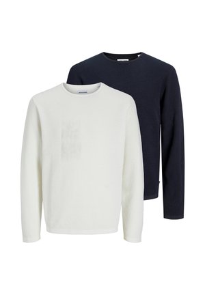 Zwei langärmelige, strukturierte Strickpullover, ein weißer vorne und ein dunkelblauer hinten, beide mit Rundhalsausschnitten.