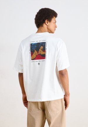 TIMBS ON MY FEET BOX GRAPHIC TEE  - T-shirt imprimé - white