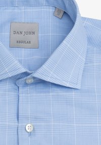 Camicia a quadri blu chiaro con colletto regolare, chiusura a bottoni e etichetta in tessuto con la scritta "DAN JOHN REGULAR." Texture liscia.