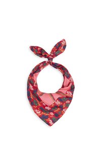 Écharpe florale rouge avec des accents roses et verts. Fabriquée en tissu léger, elle présente une forme triangulaire et des extrémités nouées.
