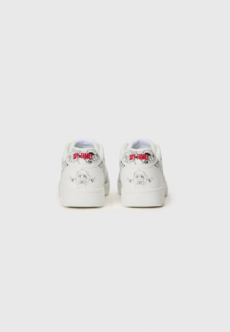 Weiße Sneakers zeigen Cartoon-Style-Illustrationen an den Seiten und roten Text mit der Aufschrift "Spy Family" an der Ferse, vor einem schlichten Hintergrund.