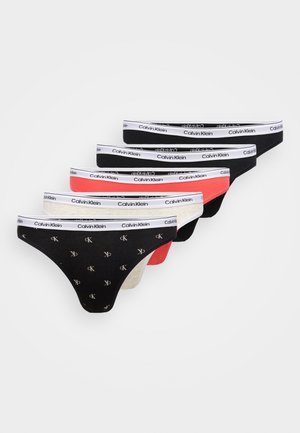 Set di perizoma Calvin Klein composto da cinque pezzi nei colori nero, rosso e crema, con fascia elastica brandizzata e design con logo CK.