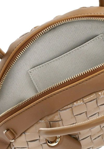 Borsa intrecciata color tan con finitura lucida, dotata di chiusura con zip dorata e un interno beige foderato con tasca.