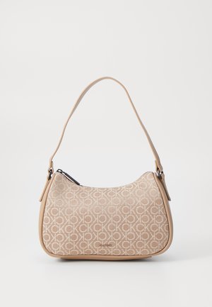 Sac à main beige avec un extérieur texturé mettant en valeur un motif de logo répété. Équipé d'une bandoulière en cuir lisse et d'une fermeture éclair.