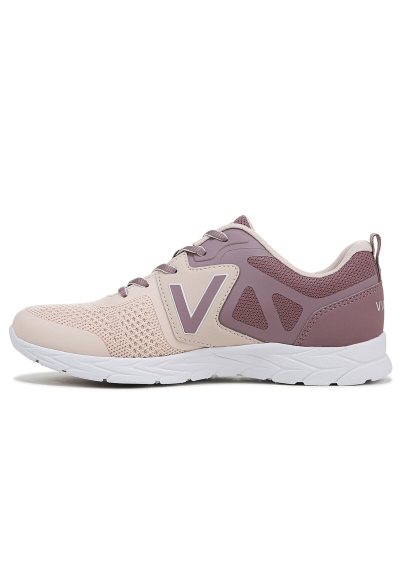 Chaussure de sport légère avec une tige en mesh rose et mauve, semelle blanche et un logo 'V' bien en vue. Comprend un design à lacets et des accents texturés.
