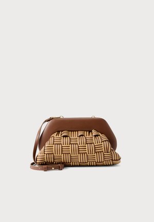 Petit sac à main avec une partie supérieure en cuir marron et une partie inférieure à motif tissé en beige et marron, équipé d'une bandoulière en cuir amovible.