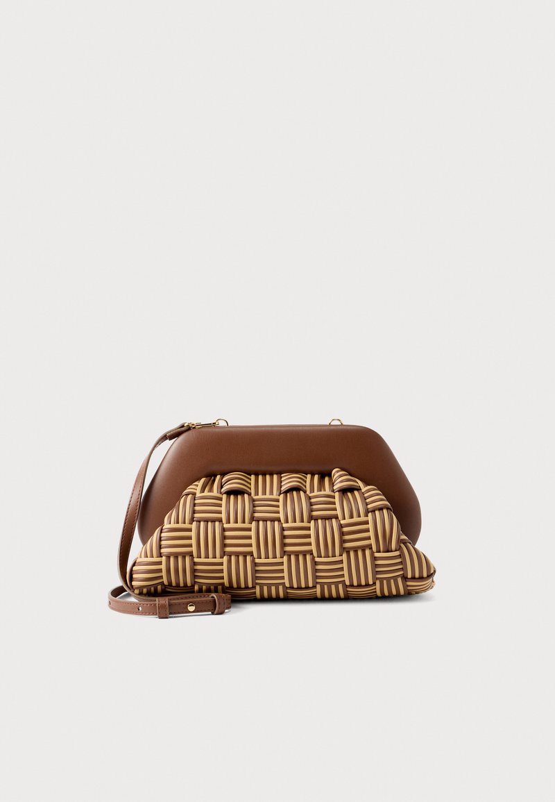 Μικρό τσαντάκι με καφέ δερμάτινο επάνω τμήμα και κάτω τμήμα με υφαντό μοτίβο σε ανοιχτό καφέ και καφέ, με αποσπώμενο δερμάτινο λουράκι.