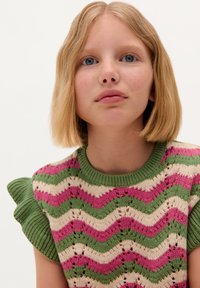 Strickpullover mit Chevron-Muster in Grün, Pink und Beige, kurzen Rüschensäumen und Rundhalsausschnitt. Strukturiertes Gewebe.