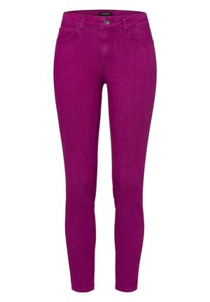 Proste dżinsy magenta z denimu, wyposażone w przednie kieszenie, szlufki na pasek i zapięciem na guziki.