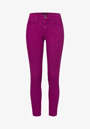 Proste dżinsy magenta z denimu, wyposażone w przednie kieszenie, szlufki na pasek i zapięciem na guziki.