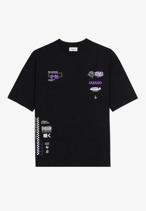 Schwarzes T-Shirt mit lila und weißen abstrakten Texten und Grafiken, einschließlich Phrasen wie "KEIN ZUGRIFF", "innen" und verschiedenen Symbolen und Mustern.