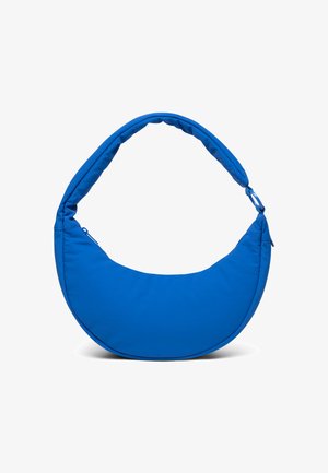 Borsa a tracolla azzurra brillante a forma di mezzaluna con tracolla imbottita e chiusura laterale con zip su sfondo bianco.