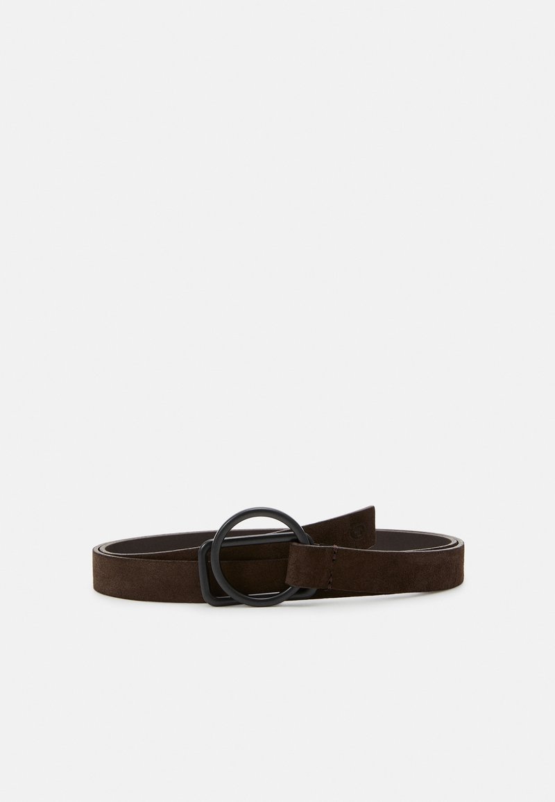 Ceinture en daim marron avec une boucle métallique ronde noire, présentée à plat sur un fond gris clair.