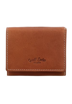 Brun læderpung med hvide syninger og præget "Gusti Leder studio" logo på den forreste klap, mod en hvid baggrund.