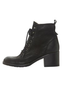 Botín negro de cuero y ante, con cordones en la parte delantera, punta redonda y tacón grueso. Diseñado con un forro interior suave.