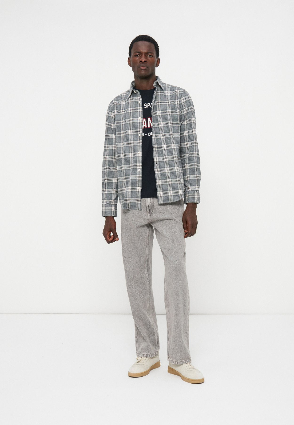 REGULAR FIT