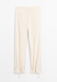 Cremefarbene, gerade geschnittene Hose mit Gesäßtaschen und verstellbaren Bindebändern an den Bündchen, flach auf weißem Hintergrund präsentiert.