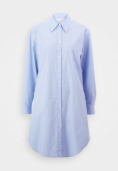 Gai zils pogas krekls ar vertikālām baltām svītrām, garām piedurknēm, norādītu apkakli un taisnu piegriezumu, izgatavots no kokvilnas auduma.