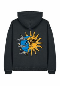 Felpa nera con cappuccio caratterizzata da una grafica di una luna blu con un volto, nuvole grigie e un sole giallo con raggi, stampata sul retro.