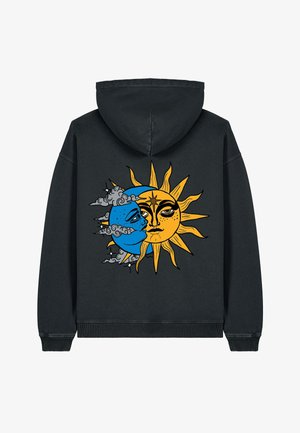 Felpa nera con cappuccio caratterizzata da una grafica di una luna blu con un volto, nuvole grigie e un sole giallo con raggi, stampata sul retro.