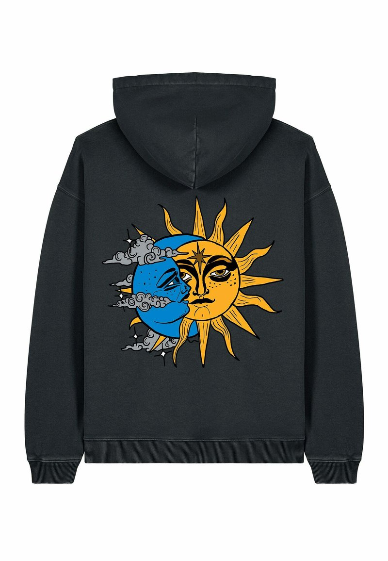 Felpa nera con cappuccio caratterizzata da una grafica di una luna blu con un volto, nuvole grigie e un sole giallo con raggi, stampata sul retro.