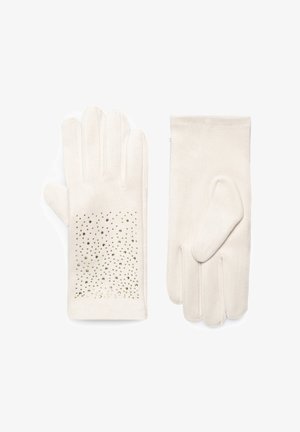 Krémově zbarvené rukavice z měkké tkaniny s hladkou texturou a designem s rozptýlenými zlatými cvočky na jedné rukavici.