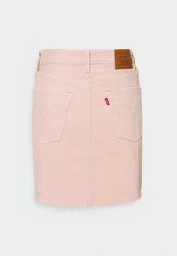 Minifalda de mezclilla rosa claro con dos bolsillos traseros, dobladillo deshilachado y parche de cuero marrón con la marca en la cintura.