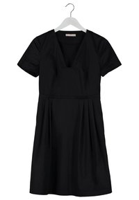 Robe noire à manches courtes avec un décolleté en V, un corsage ajusté et une jupe plissée. Fabriquée en tissu lisse avec un design épuré et simple.
