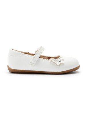 Chaussure d’enfant Mary Jane blanche avec semelle marron, bord festonné, décoration papillon près des orteils et fermeture à bride unique.